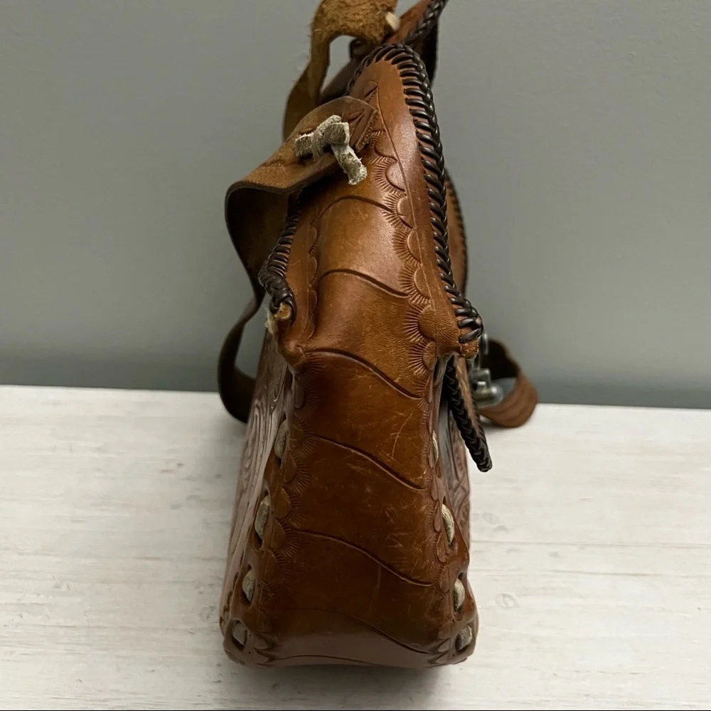 Vintage 70s 80s Hand Tooled Buckstitched Leather Shoulder Saddle Bag - Picture 3 of 16